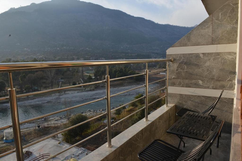 Tulip Flowing River View Hotel. Shamshi المظهر الخارجي الصورة